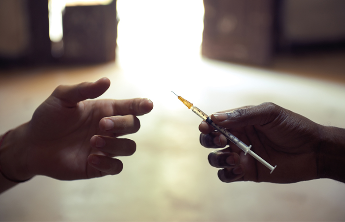 Drugs_sharing needles.jpg